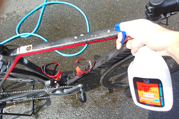 ＡＺ　自転車用バイクウォッシュ[Blw-001]でフレームを洗う