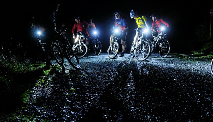 夜間は注意！自転車のライトに必要な明るさと選び方！