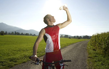 暑い日のサイクリングは水分や塩分をまめに補給する