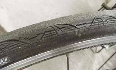 ロードバイクのタイヤ　硬化してできた無数のヒビ